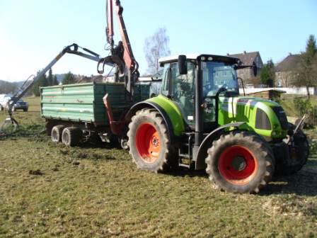 Einsatz von landwirtschaftlichen Schleppern bei Baumfällarbeiten.