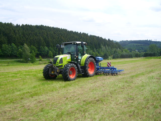 Claas mit Striegel