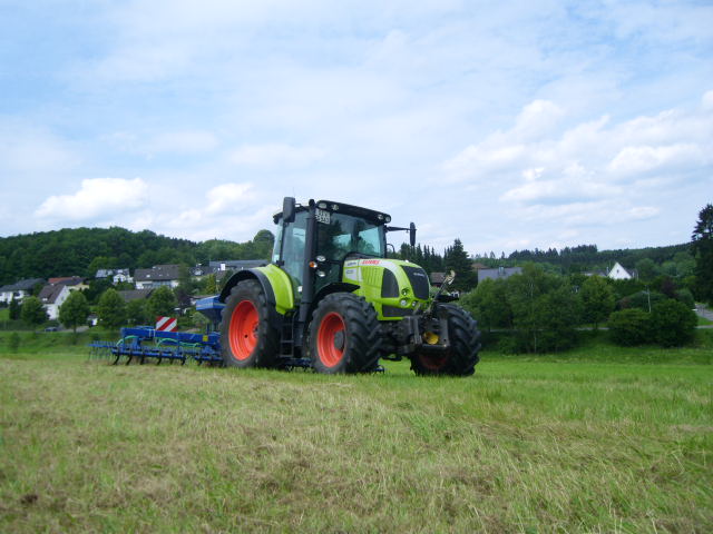 Claas mit Striegel