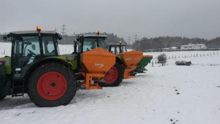 Schlepper mit streuern